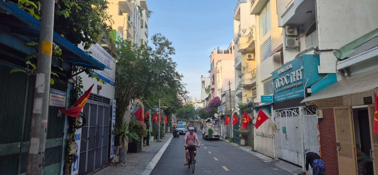 Local Neighborhoods in Saigon