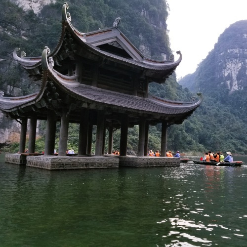 Online Cross-Vietnam Travel Planning Advisory